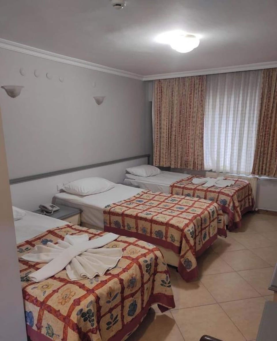 Standard Twin Room | In-room safe, laptop workspace, free WiFi