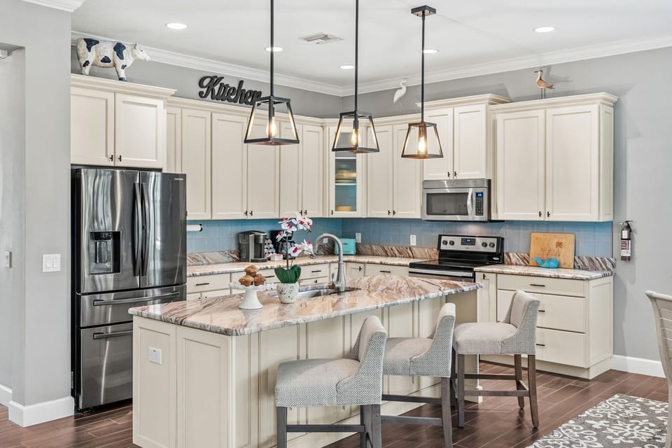 House (3 Bedrooms) | Private kitchen | Fridge, microwave, oven, stovetop