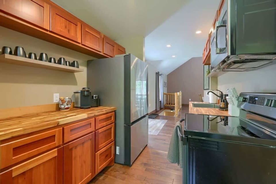 Cabin, Multiple Beds, Hot Tub (Tranquil Heights) | Private kitchen