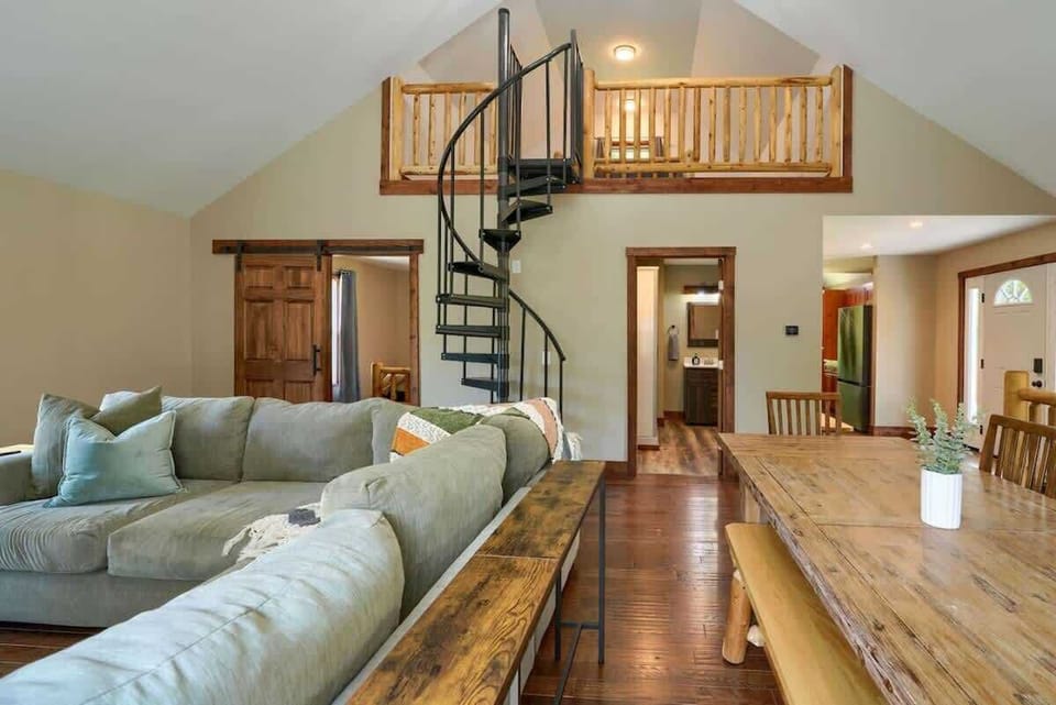 Cabin, Multiple Beds, Hot Tub (Tranquil Heights) | Living area