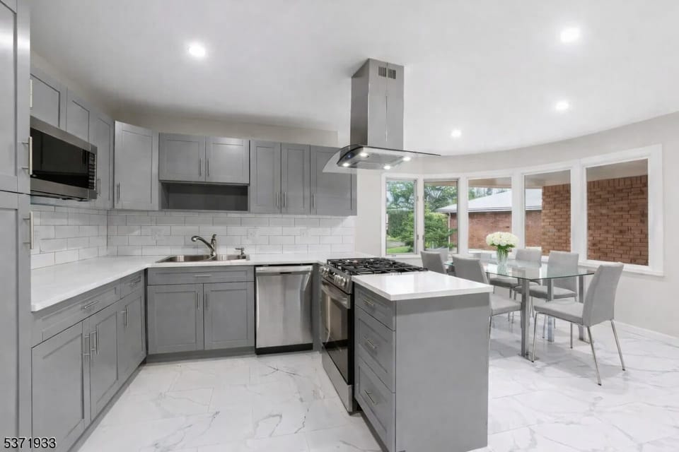 eat-in kitchen -1st floor