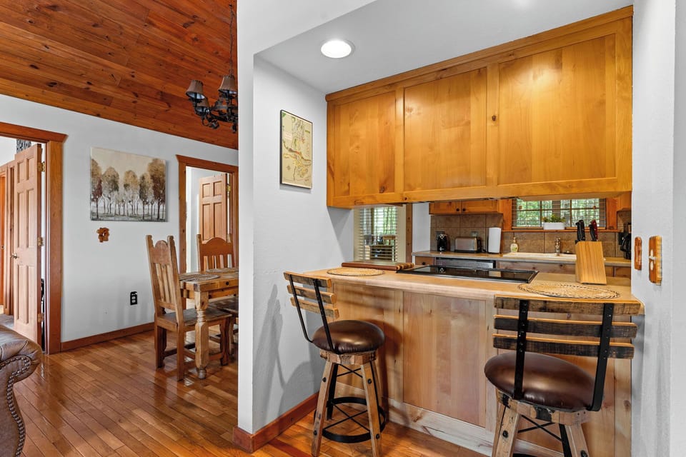 Additional breakfast bar seating for 2