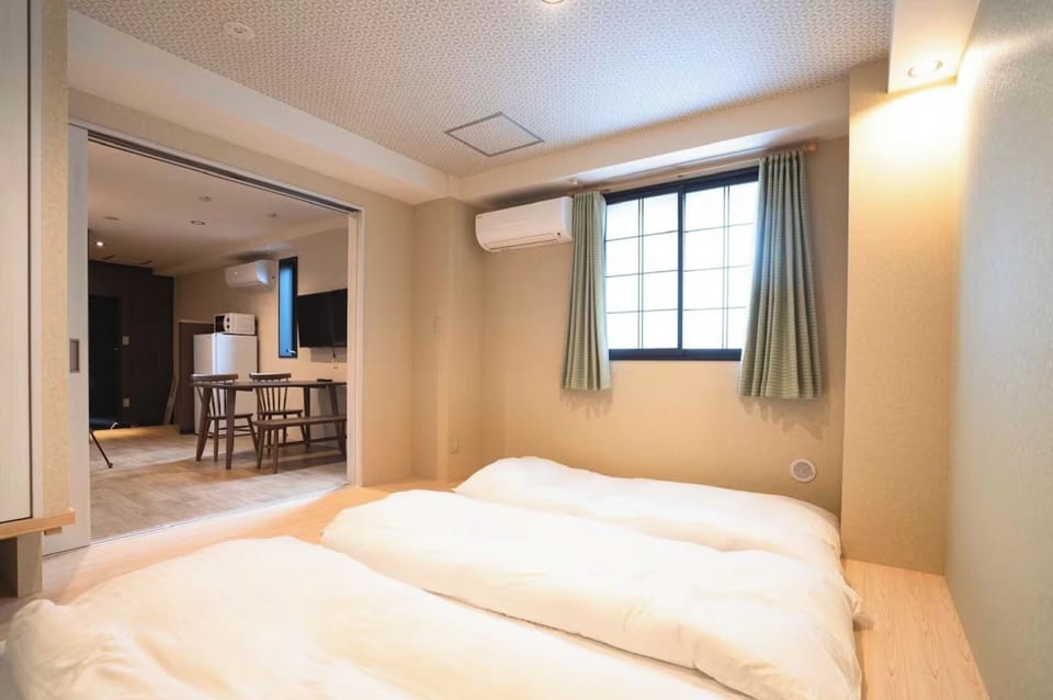 Single mattress in a Japanese-style room
