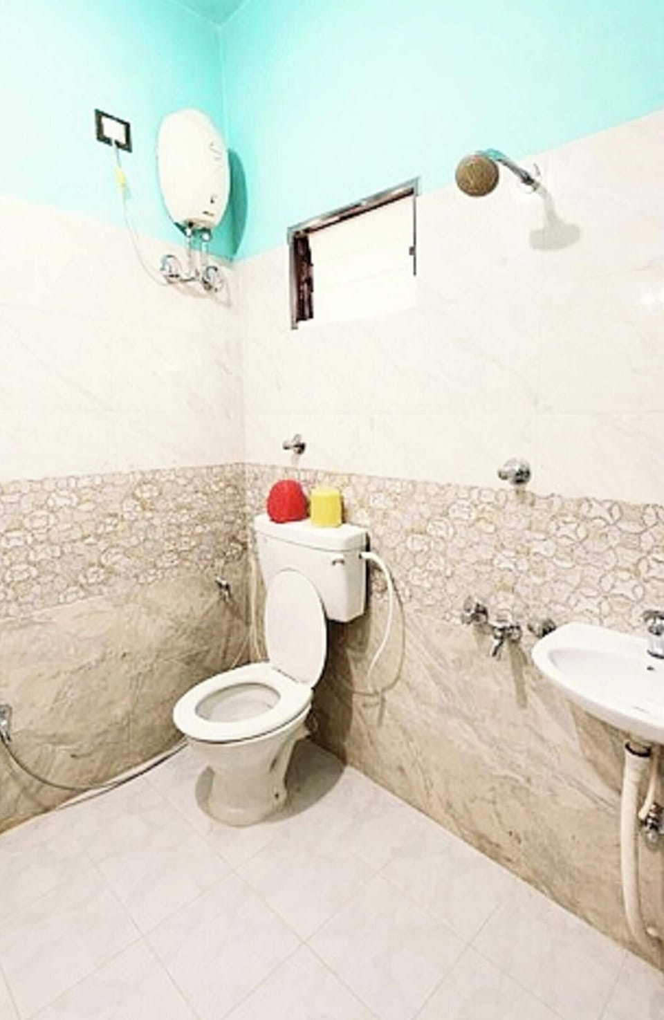 Deluxe Double Room | Bathroom | Shower, rainfall showerhead, free toiletries, slippers