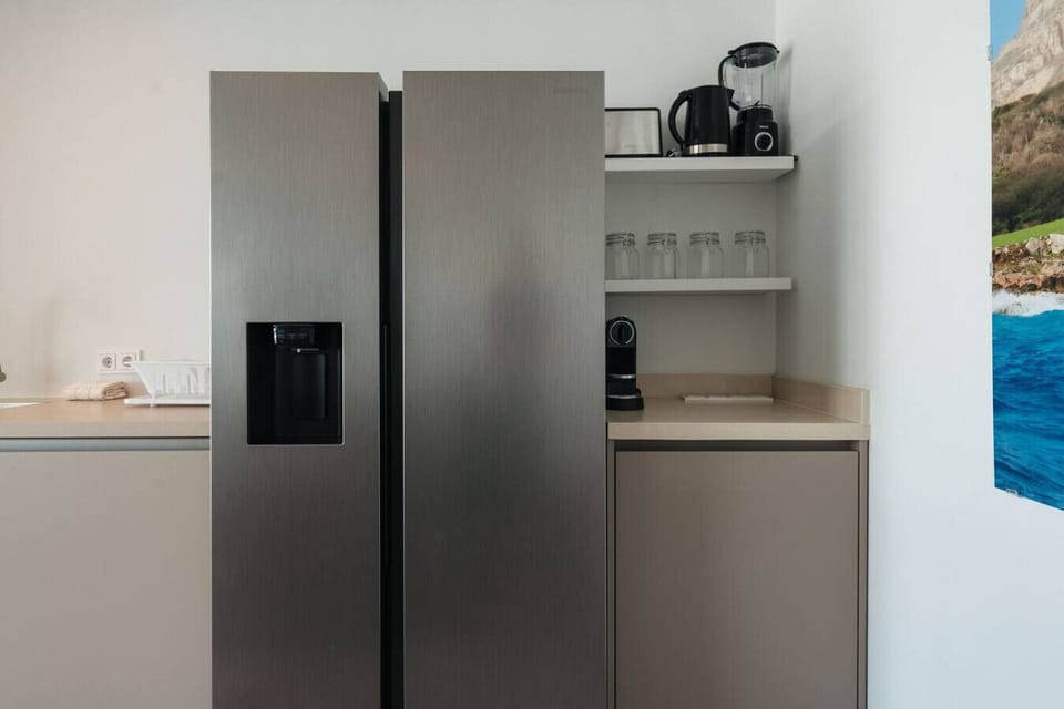 Feel right at home with a well-equipped kitchen—perfect for morning coffee, chilled drinks, and easy snacks anytime you need a break.