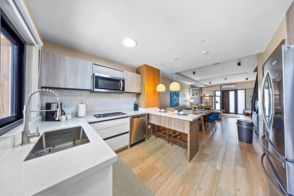 A fully equipped kitchen that make it suitable for preparing any meal, whether a simple breakfast, quick snack, or a three-course gourmet dinner. Or employ a chef, ask us about this.