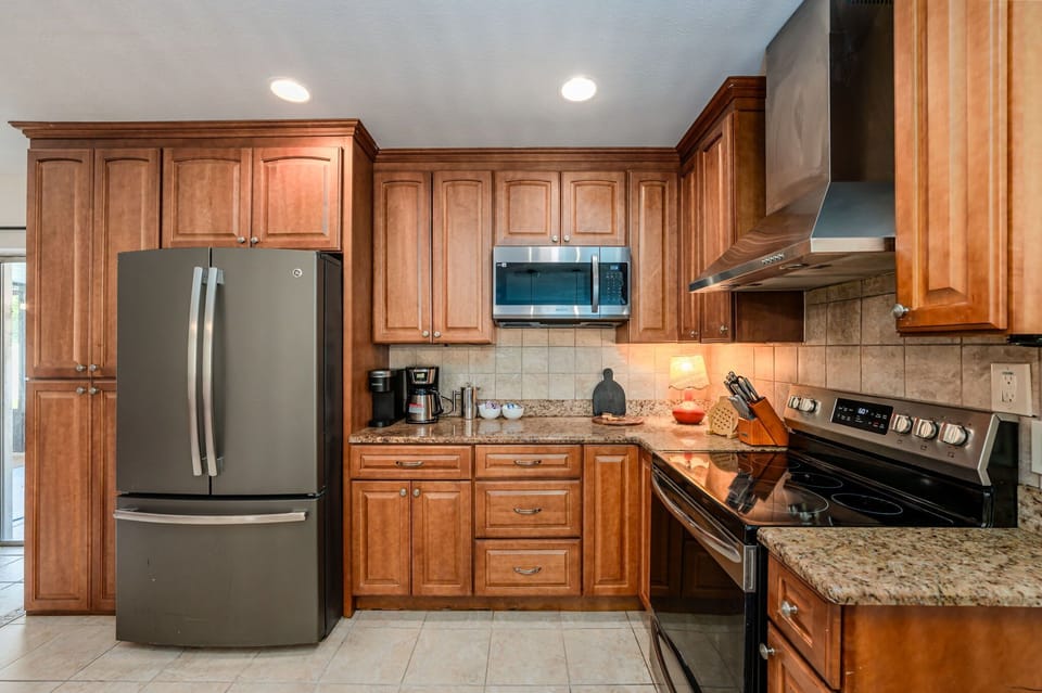 Ready to cook up some vacation magic? Our kitchen has all the bells and whistles you need, from a coffee maker for your morning brew to a full range for your culinary creations.