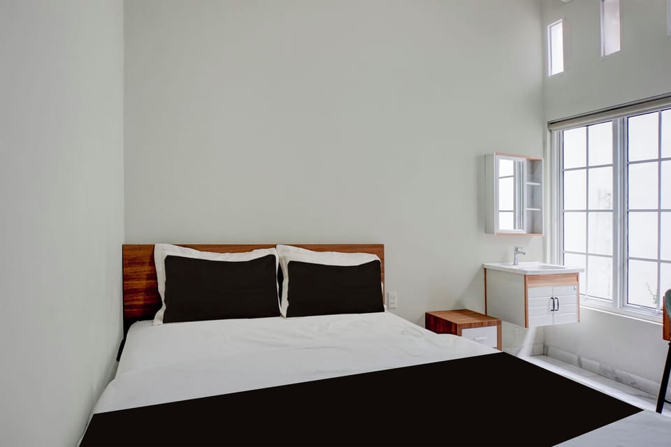 Standard Double Room | Laptop workspace, WiFi (free), bed sheets
