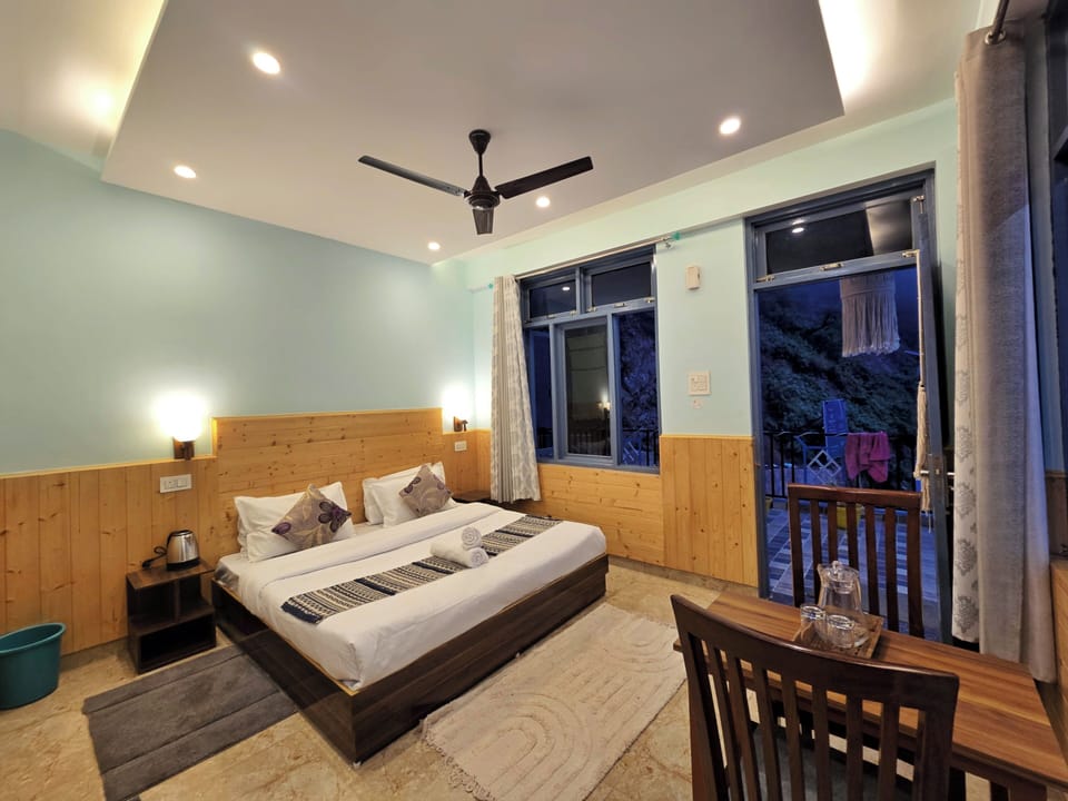 Deluxe Room | Laptop workspace, iron/ironing board, free WiFi