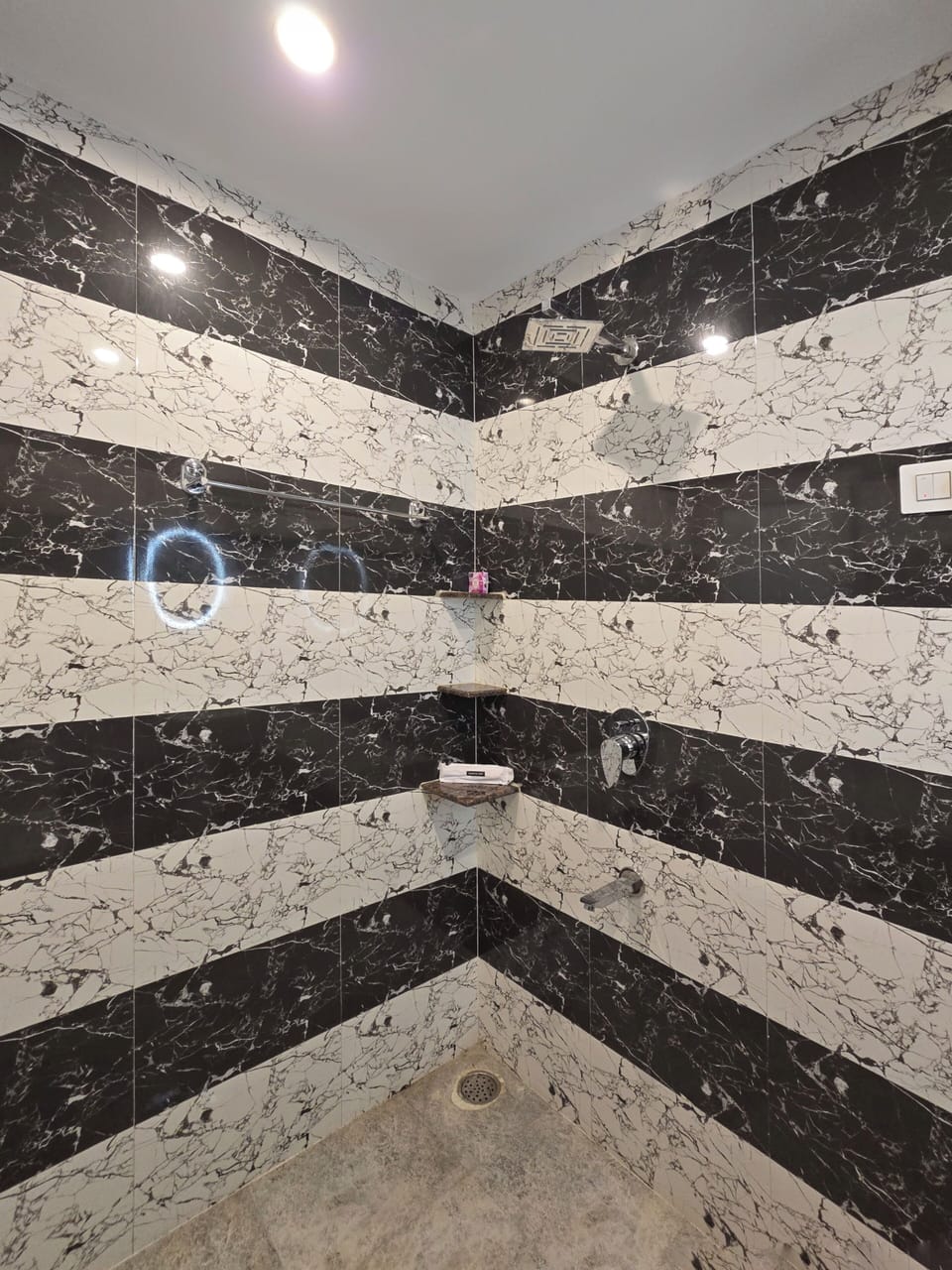 Deluxe Room | Bathroom | Free toiletries, towels, soap