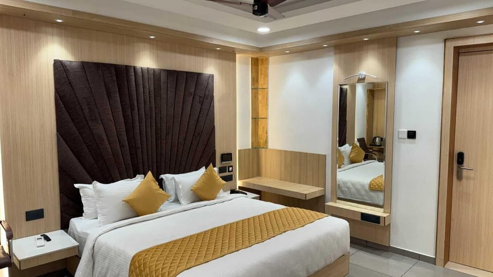Deluxe Double Room, Garden View | Laptop workspace, free WiFi