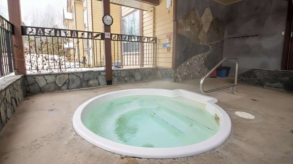 Indoor spa tub