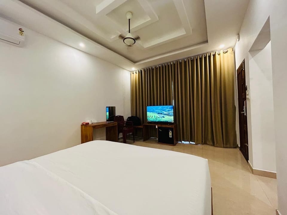 Deluxe Double Room, Balcony, Lake View | Desk, free WiFi, wheelchair access