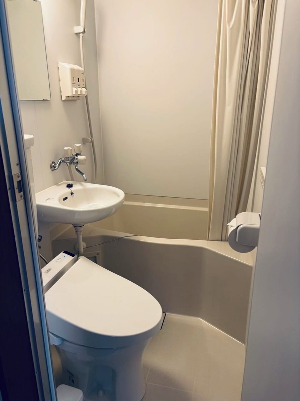 Quadruple Room | Bathroom | Hair dryer, towels, shampoo, toilet paper
