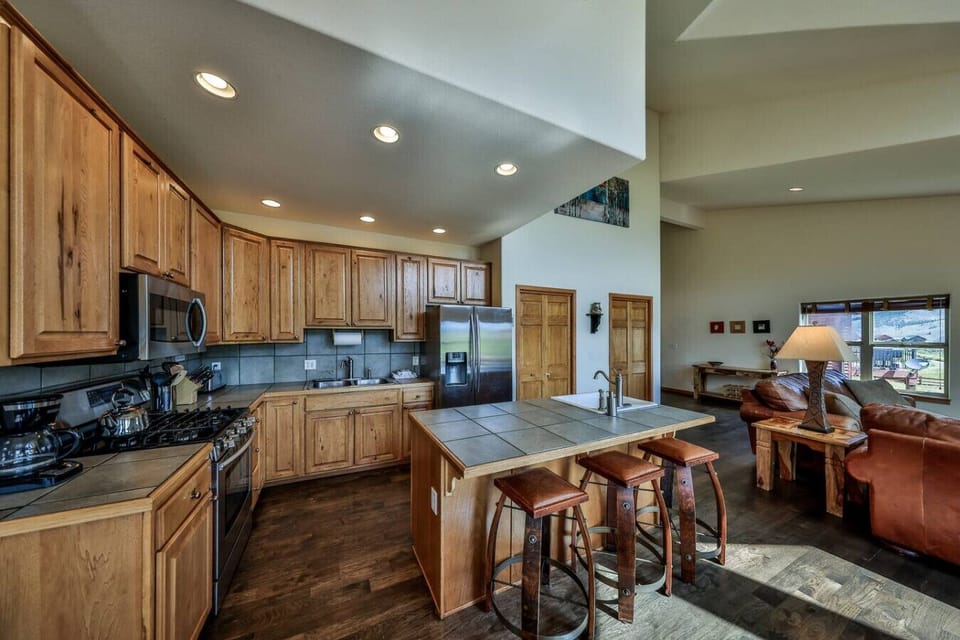 Fully equipped kitchen with bar seating