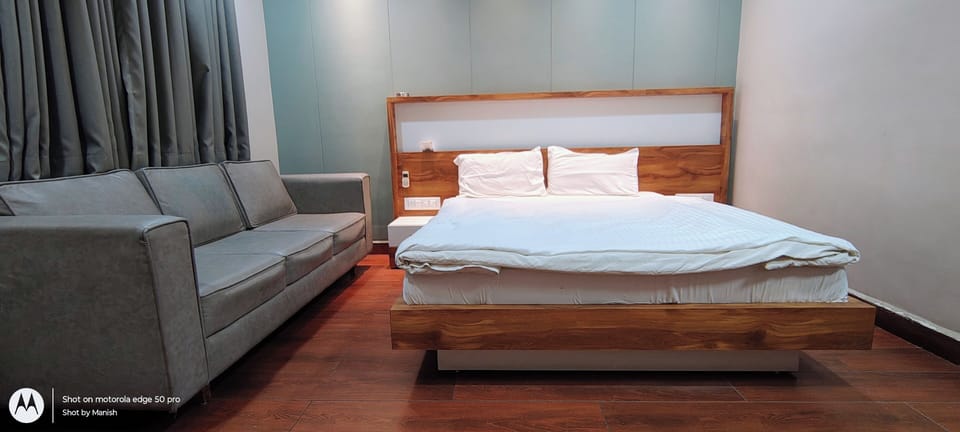 Luxury Room | Laptop workspace, free WiFi