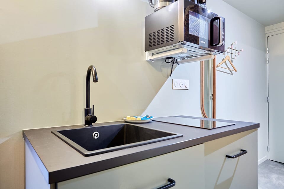 Apartment | Private kitchen | Microwave, coffee/tea maker, electric kettle