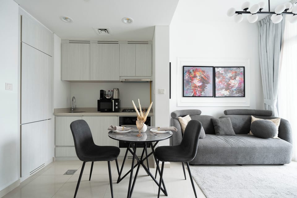 Deluxe Apartment, 1 Bedroom, Lake View | In-room dining