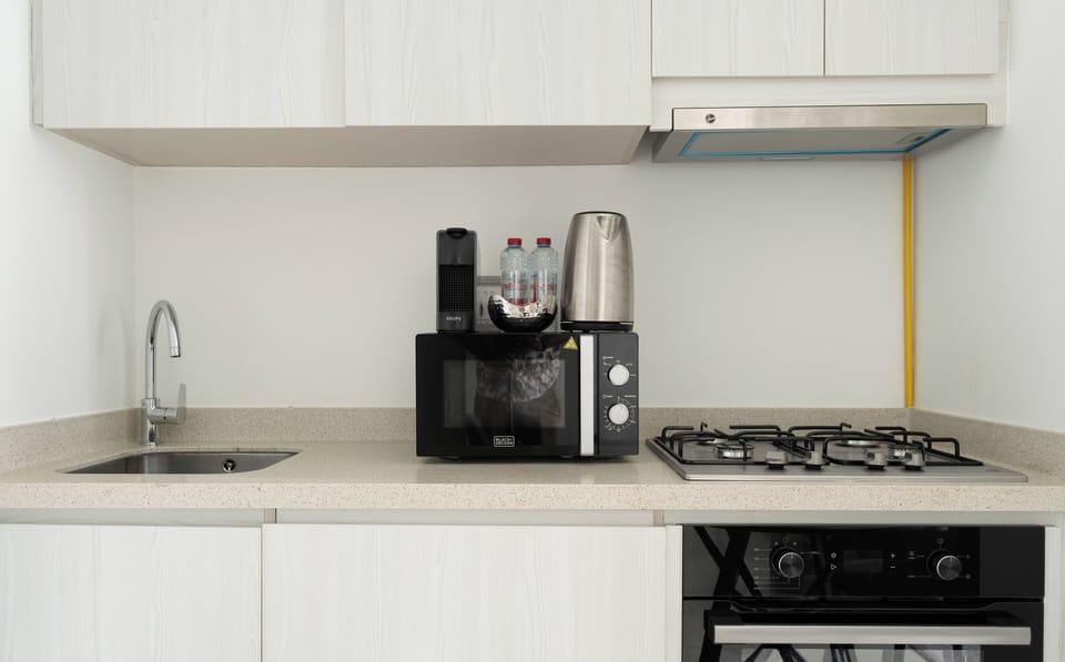 Deluxe Apartment, 1 Bedroom, Lake View | Private kitchen | Fridge, microwave, oven, stovetop