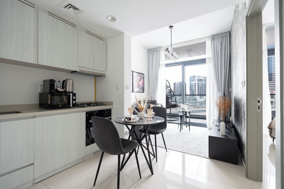 Deluxe Apartment, 1 Bedroom, Lake View | In-room dining