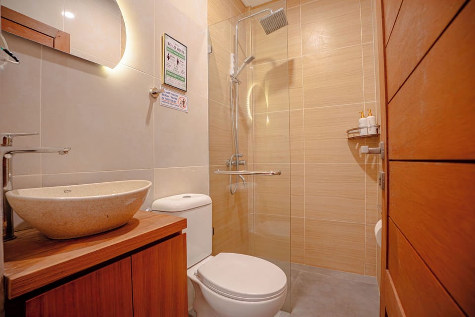 Standard Room | Bathroom | Shower, rainfall showerhead, free toiletries, bathrobes