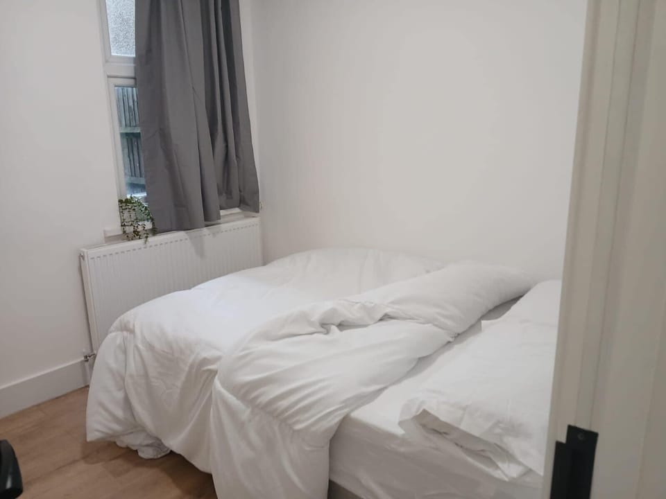 3 bedrooms, bed sheets