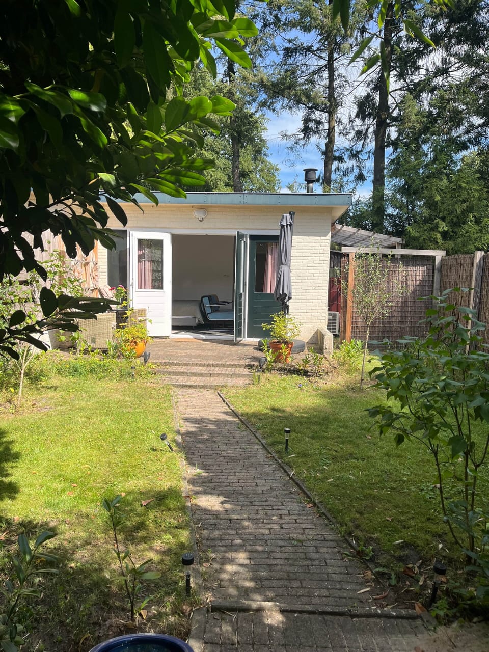 Uitzicht op het huisje vanaf de tuin