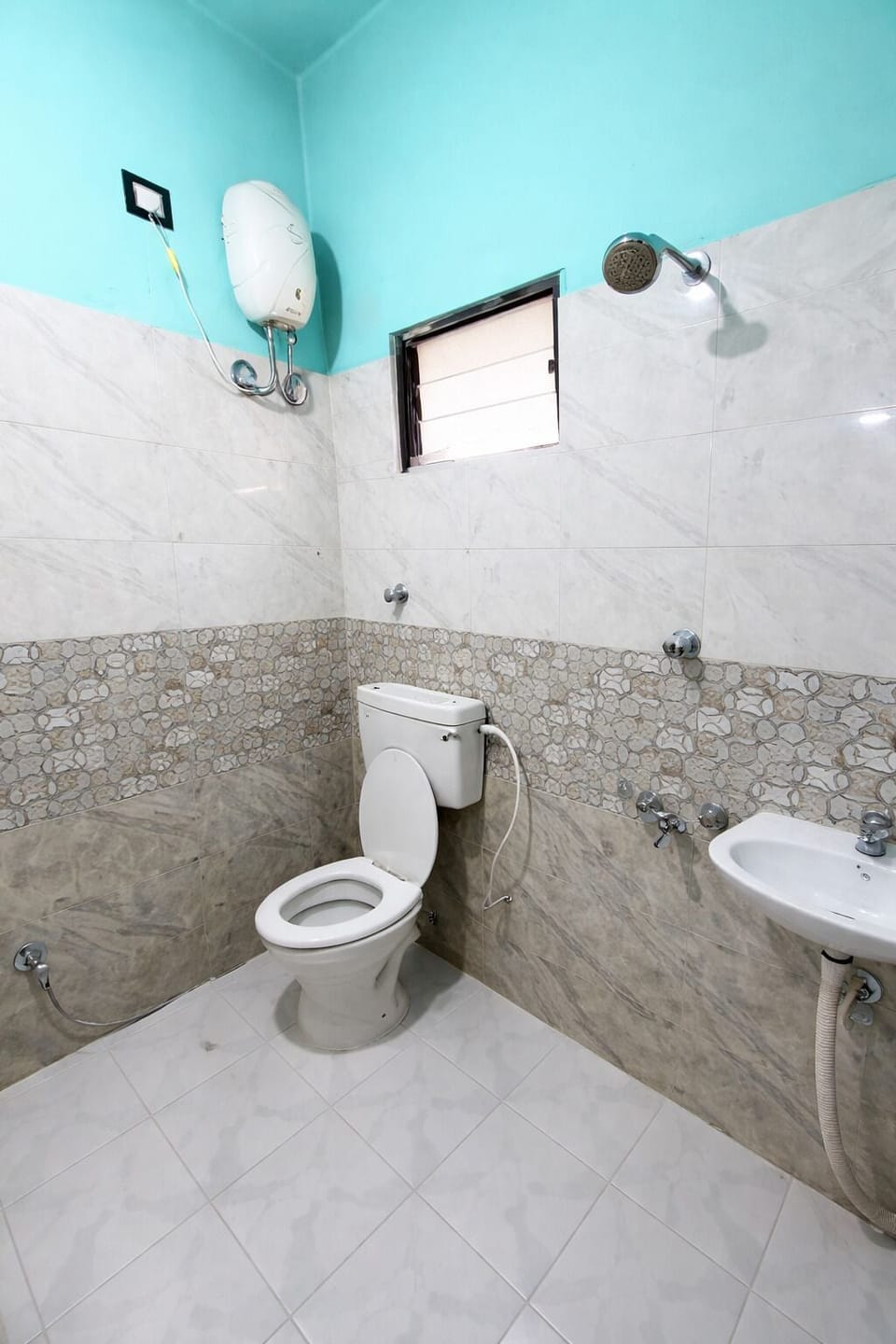 Shower, rainfall showerhead, free toiletries, slippers