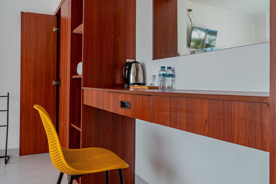 Deluxe Studio, Pool View | Desk, free WiFi