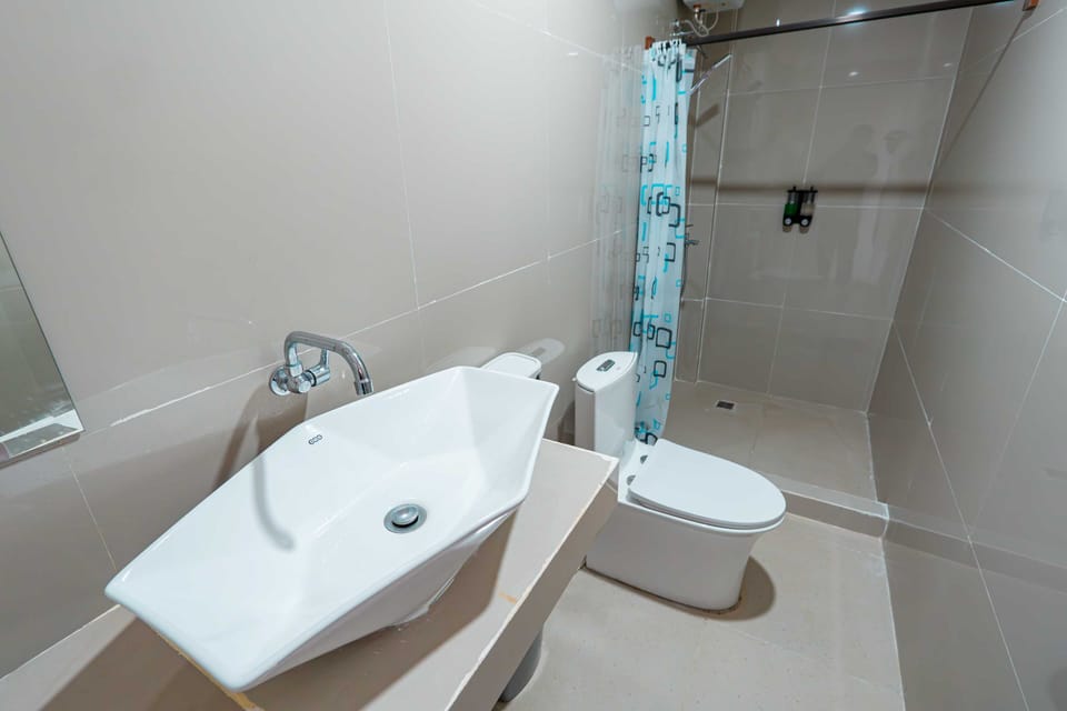 Deluxe Studio, Pool View | Bathroom | Shower, rainfall showerhead, free toiletries, bidet