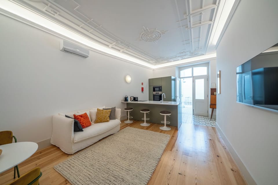 Exclusive Apartment, 1 Bedroom, Non Smoking | Living area | 40-inch Smart TV with cable channels, books