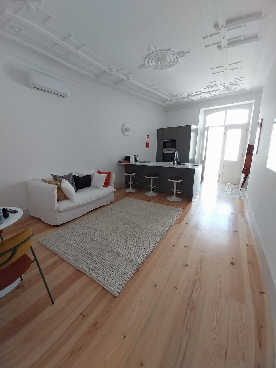 Exclusive Apartment, 1 Bedroom, Non Smoking | Living area | 40-inch Smart TV with cable channels, books