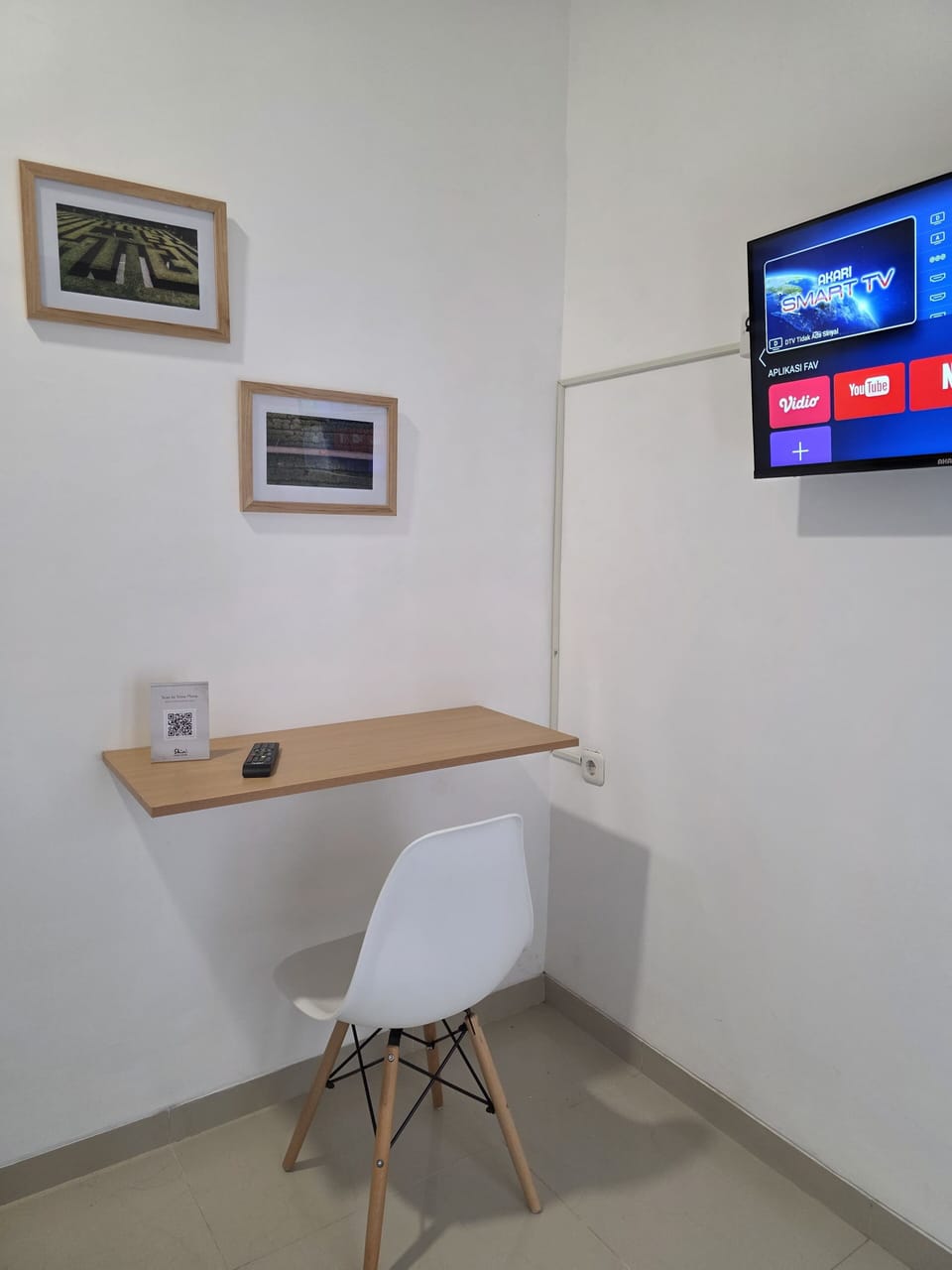 Laptop workspace, free WiFi