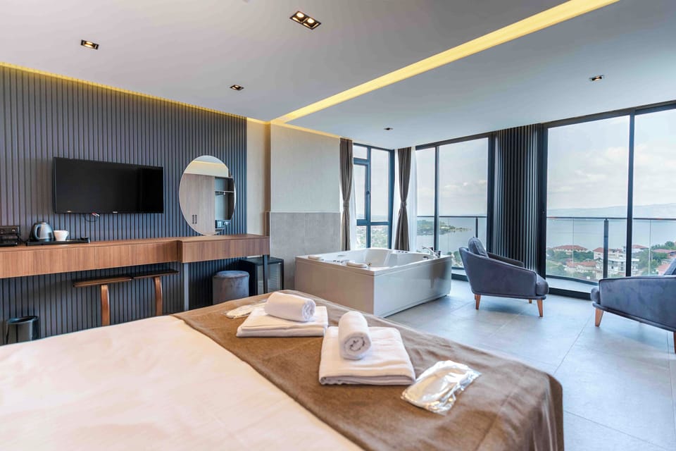 Junior Room, 1 Double Bed, Balcony, Lake View | Desk, laptop workspace, free WiFi