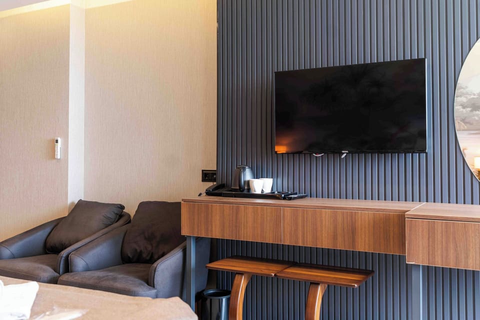 Deluxe Double Room, Balcony, Lake View | Desk, laptop workspace, free WiFi