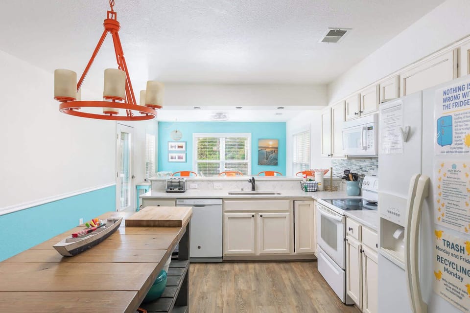 Fully Equipped Kitchen w/ Appliances, Cooking Utensils, Oven, Microwave, Stove, Sink and much more