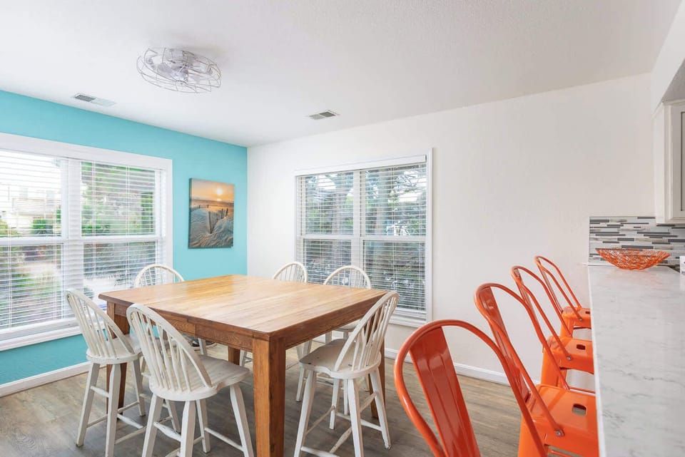Upper Level Breakfast Bar & Seating w/ Views
