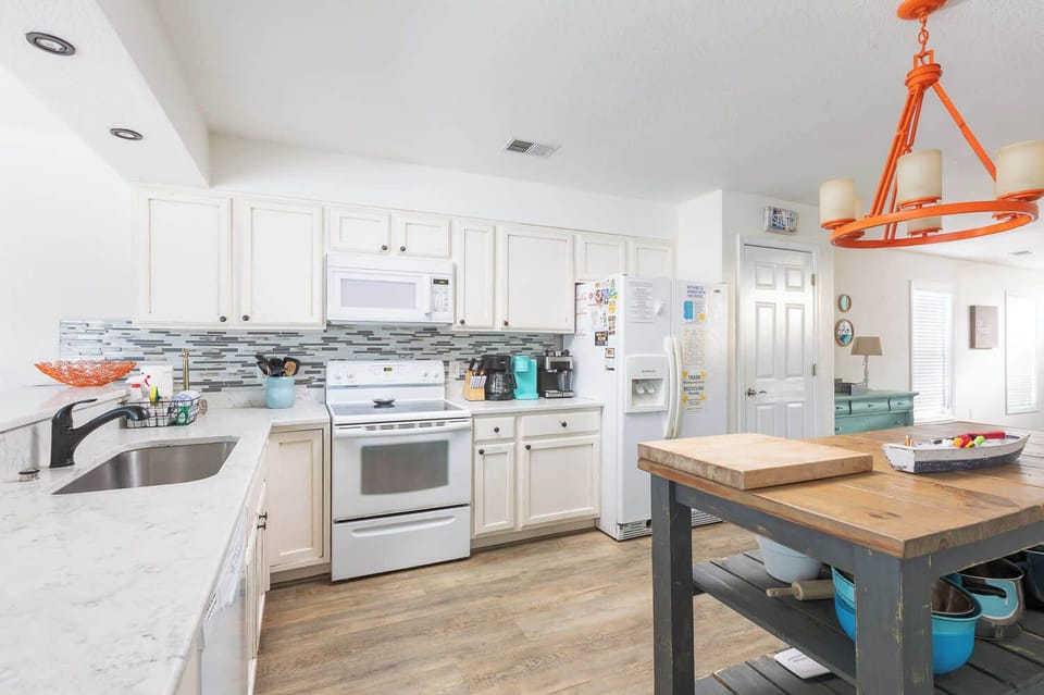 Fully Equipped Kitchen w/ Appliances, Cooking Utensils, Oven, Microwave, Stove, Sink and much more