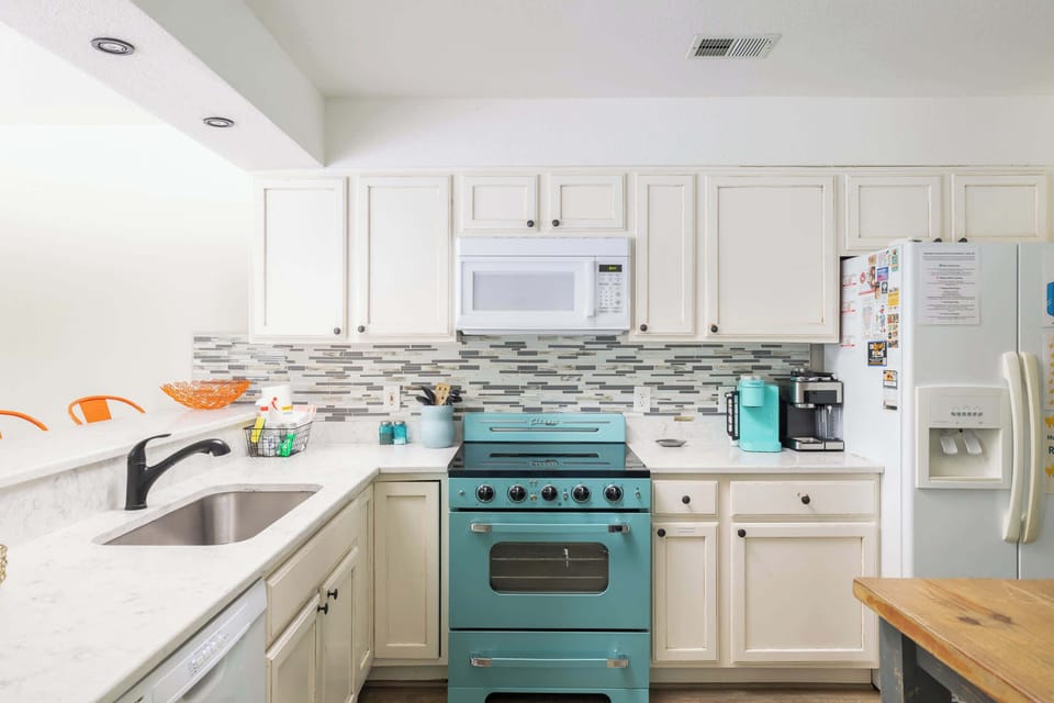 Fully Equipped Kitchen w/ Appliances, Cooking Utensils, Oven, Microwave, Stove, Sink and much more