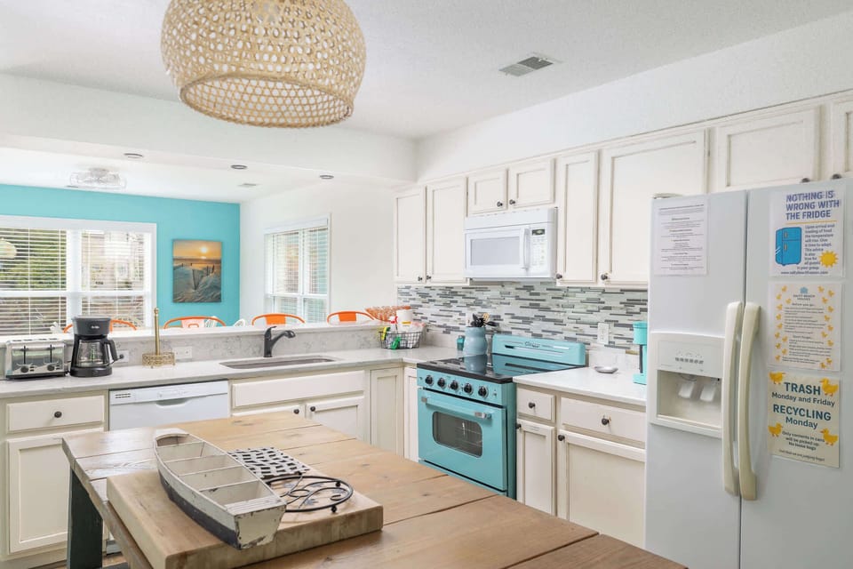 Fully Equipped Kitchen w/ Appliances, Cooking Utensils, Oven, Microwave, Stove, Sink and much more