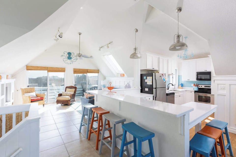 Breakfast Bar w/ Views, seating for 7 