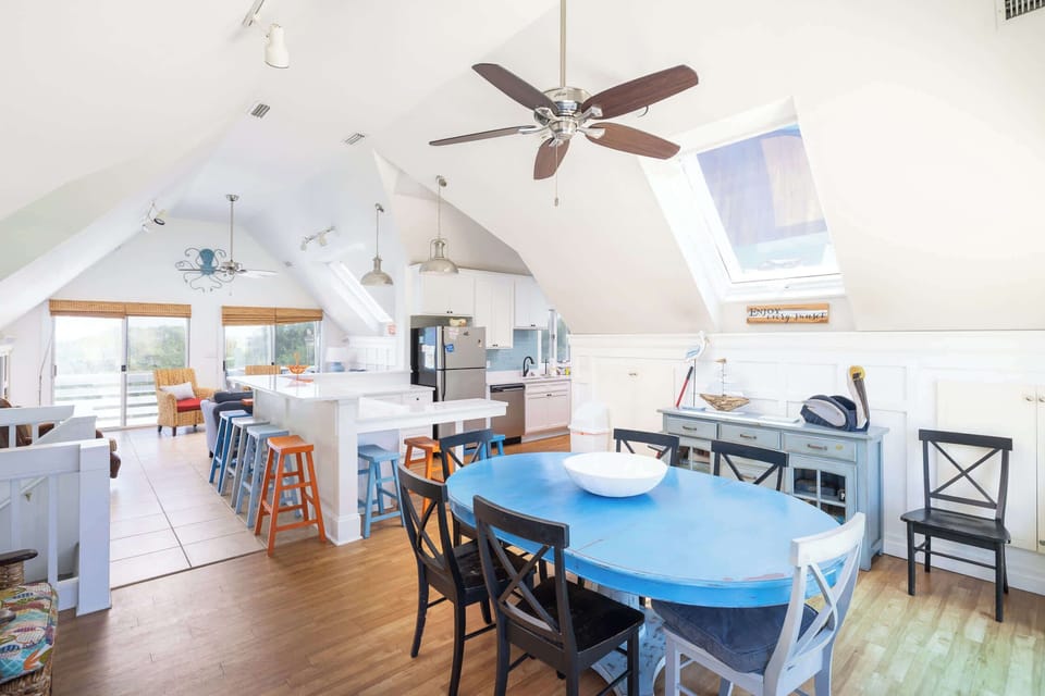 Dining Area w/ seating for 8 people, Deck Views