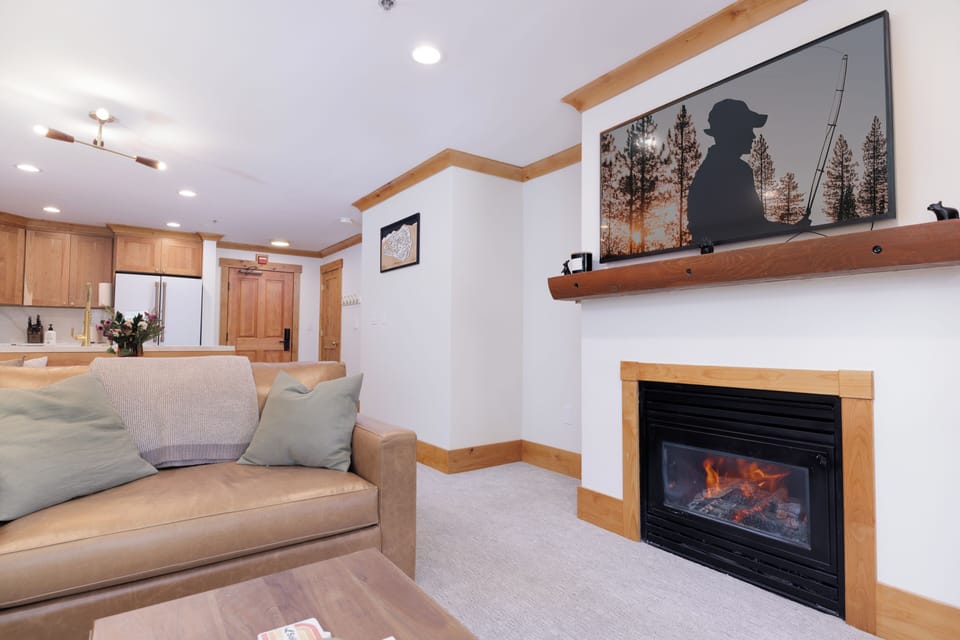 SmartTV & gas fireplace