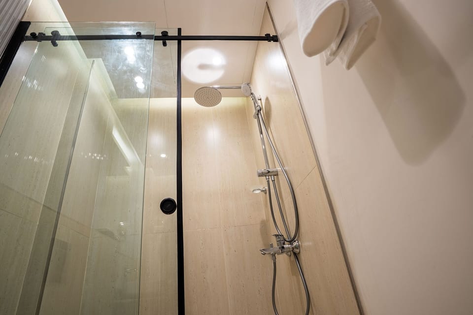Executive Suite | Bathroom shower