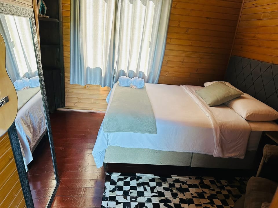 Deluxe Chalet, Patio, Lake View | Free WiFi