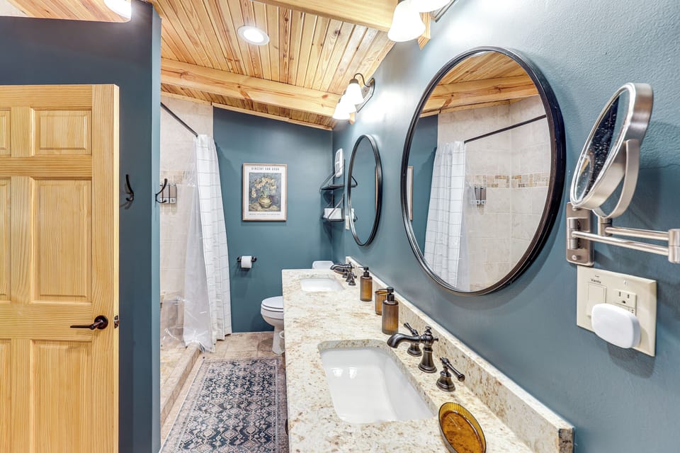 Creek Access, Games: Family-friendly Royal Retreat Cottage in Garland County
