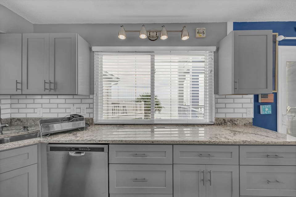 Sunskipper Panoramic Ocean Front – Kitchen