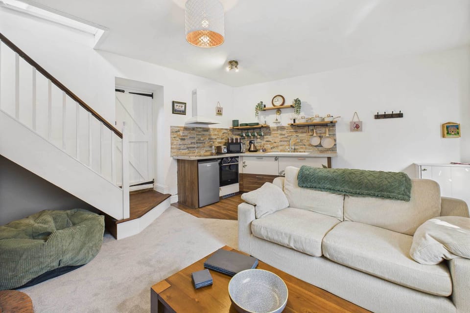 Brackenrigg Cottage, Rothbury - Host & Stay