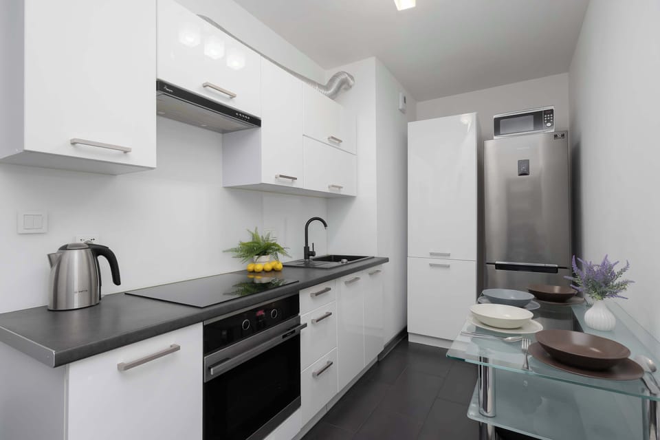 Kitchenette with plenty of kitchen utensils and dishes.