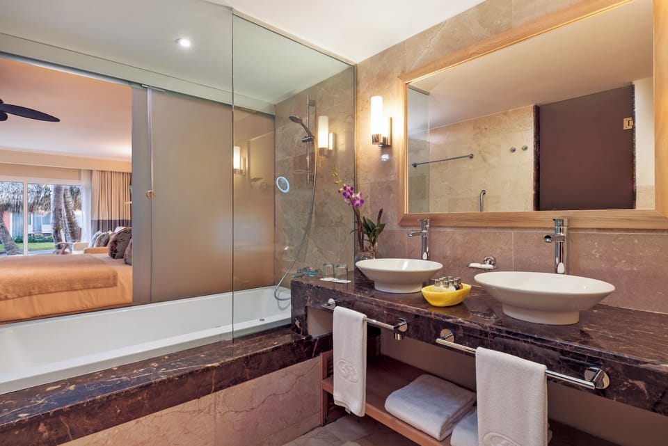 Junior Suite Beachside | Bathroom | Combined shower/tub, jetted tub, free toiletries, hair dryer